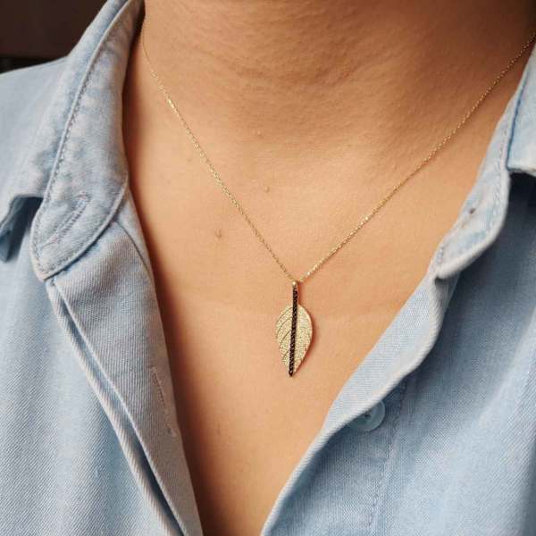 Siyah Taşlı Yaprak Kolye 14 Ayar Altın 2.00 Gram